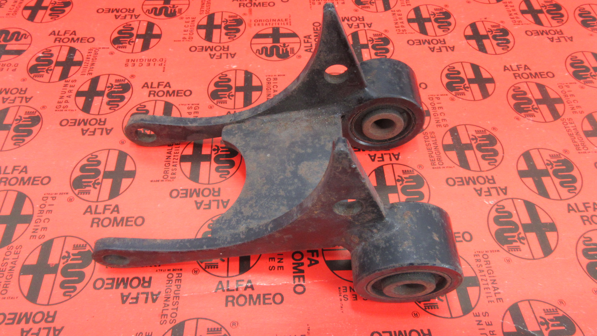 - STAFFA SUPPORTO COMPRESSORE ARIA CONDIZIONATA PER FIAT - ALFA ROMEO - LANCIA - VEDI MODELLO - CONFRONTA BENE LE IMMAGINI CI SONO PIU' MODELLI SIMILI ED ASSICURATI CHE SIA COMPATIBILE CON IL TUO MEZZO MARCA ORIGINALE ALFA ROMEO FONDO DI MAGAZZINO 37383 - E 22