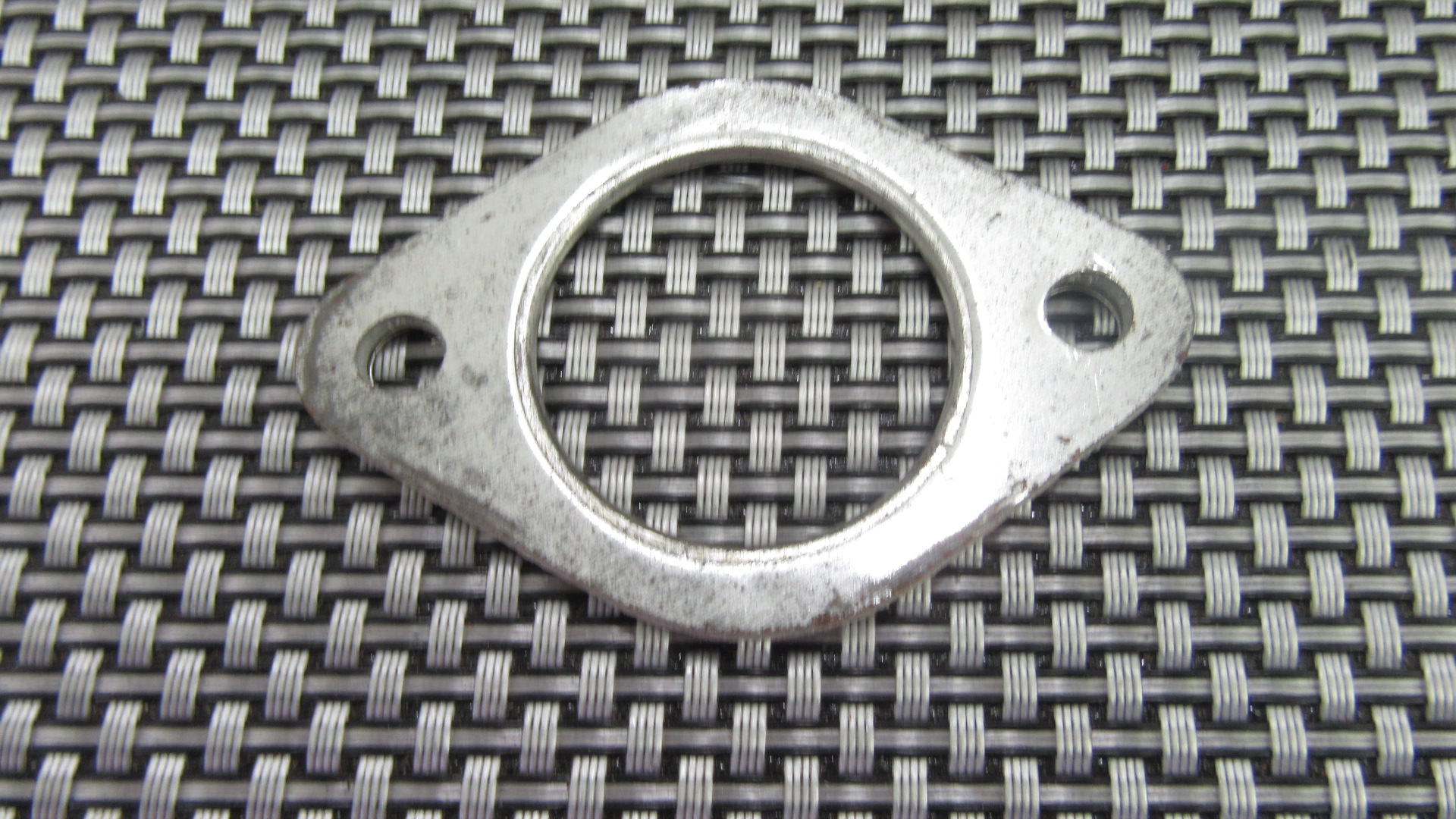 Guarnizione tubo di scarico per FIAT - LANCIA - ALFA ROMEO Ø MM 37 - DIAMETRO INTERNO mm 37 - ESTREMITA' MA x mm 78 x 52 - CENTROFORI mm 60 CIRCA - CONFRONTA BENE LE IMMAGINI CI SONO PIU' MODELLI SIMILI ED ASSICURAT CHE SIIA COMPATIBILE CON IL TUO MEZZO MARCA PRODUZIONE DELL'EPOCA FONDO DI MAGAZZINO 37484 - M8