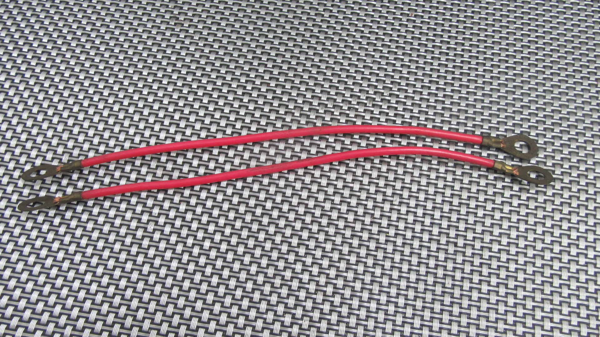- COPPIA CAVI ROSSI UNIVERSALI PER FIAT - LANCIA - AUTOBIANCHI MM 280X4 - DIAMETRO mm 4 - LUNGHEZZA ESTREMITA' mm 280 - DIAM. FORO FISSAGGIO mm 8 - CONFRONTA BENE LE IMMAGINI CI SONO PIU' MODELLI SIMILI ED ASSICURATI CHE SIA COMPATIBILE CON IL TUO MEZZO MARCA PRODUZIONE DELL'EPOCA FONDO DI MAGAZZINO 37493 - M8