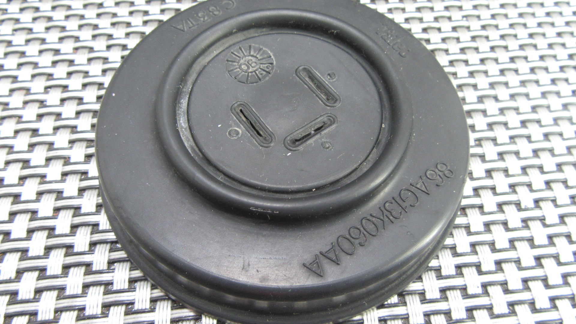 - 96AG13K060AA CUFFIA PROTEZIONE IN GOMMA LAMPADA FARO PER FORD VARI MODELLI ANNI 70/80 - CONFRONTA BENE LE IMMAGINI CI SONO PIU' MODELLI SIMILI ED ASSICURATI CHE SIA COMPATIBILE CON IL TUO MEZZO MARCA PRODUZIONE DELL'EPOCA - CIBIE ( RIF. CODICE 1062430 ) FONDO DI MAGAZZINO 37498 - D21