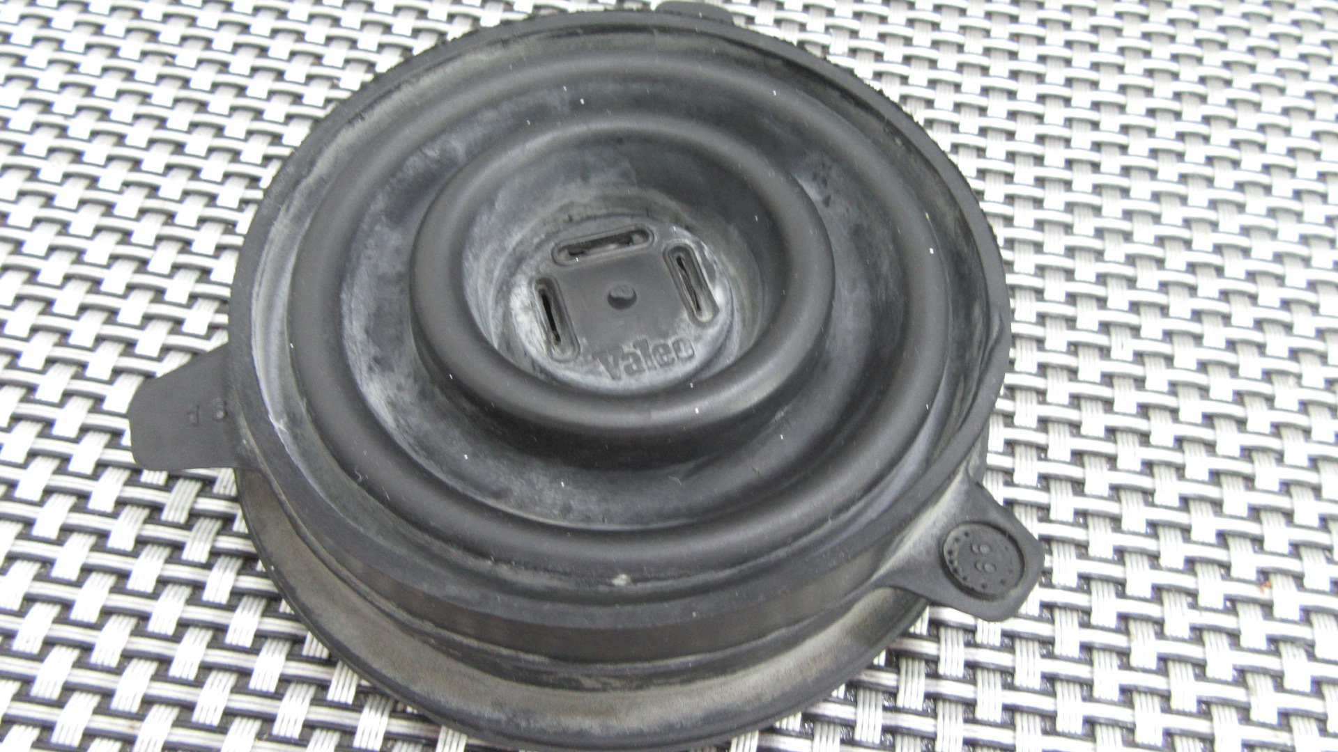 - CUFFIA PROTEZIONE IN GOMMA LAMPADA FARO PER FORD - OPEL VARI MODELLI ANNI 80/90 - CONFRONTA BENE LE IMMAGINI CI SONO PIU' MODELLI SIMILI ED ASSICURATI CHE SIA COMPATIBILE CON IL TUO MEZZO MARCA PRODUZIONE DELL'EPOCA - VALEO FONDO DI MAGAZZINO 37499 - D21